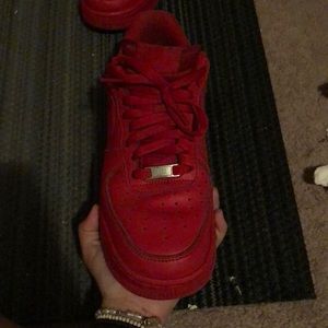 Minimal creasing. Tread is in good condition